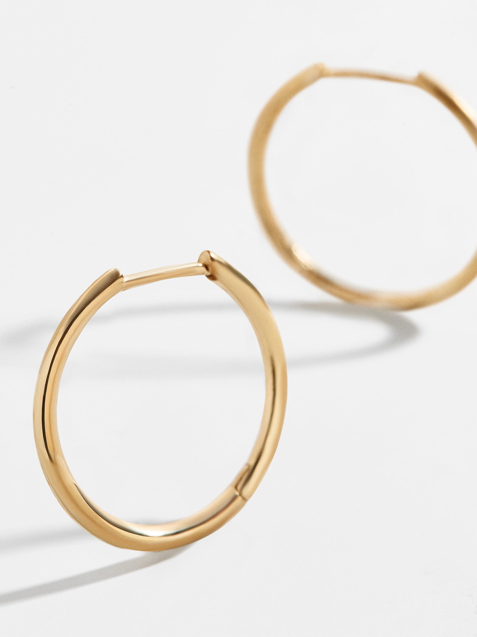 Premium 18K Gold Verbena Huggie Hoops - 15MM