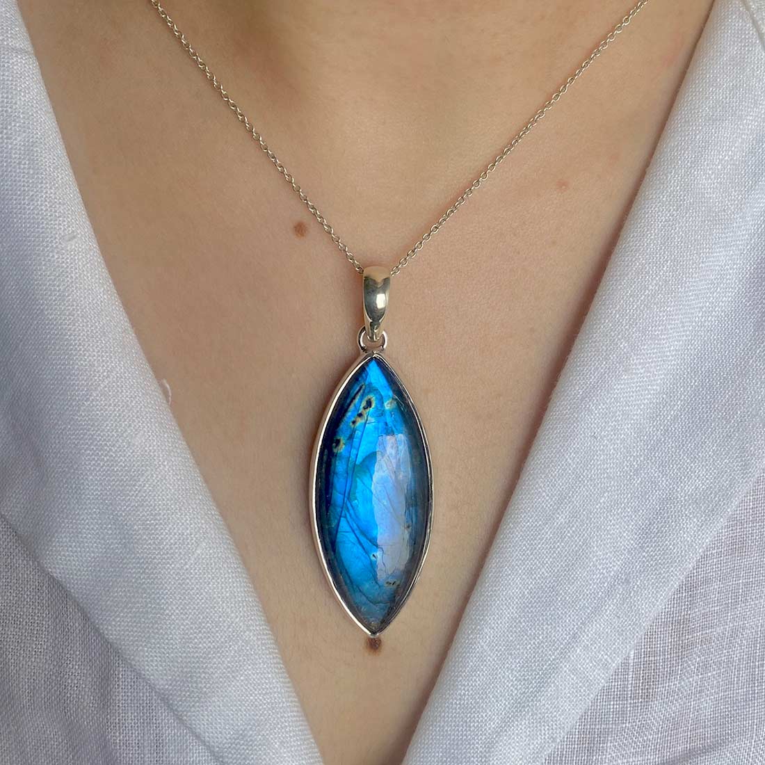 Premium Labradorite Pendant - Ultimate Style Transformation